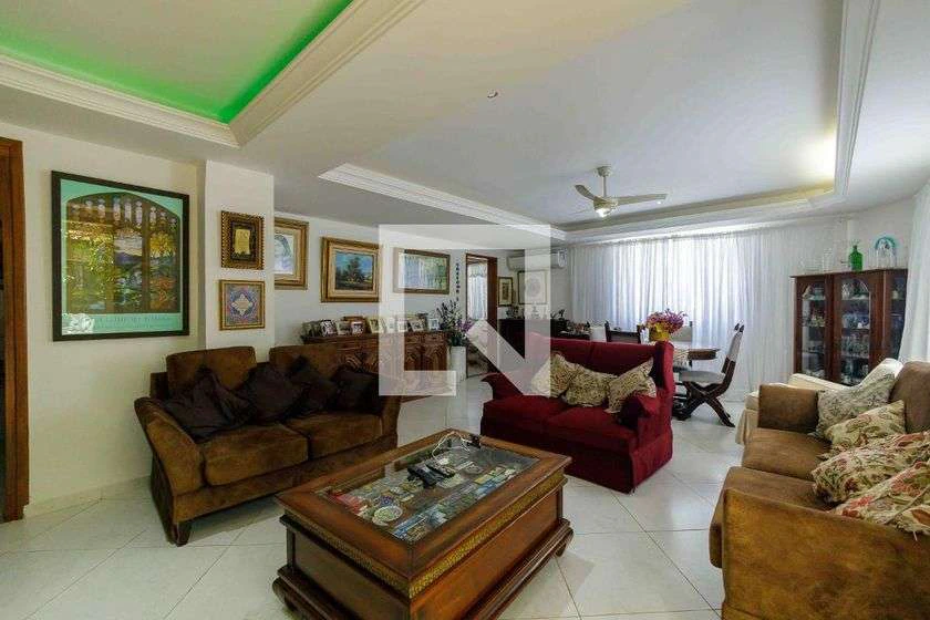 300 m² house with 5 en-suite bedrooms and private garden