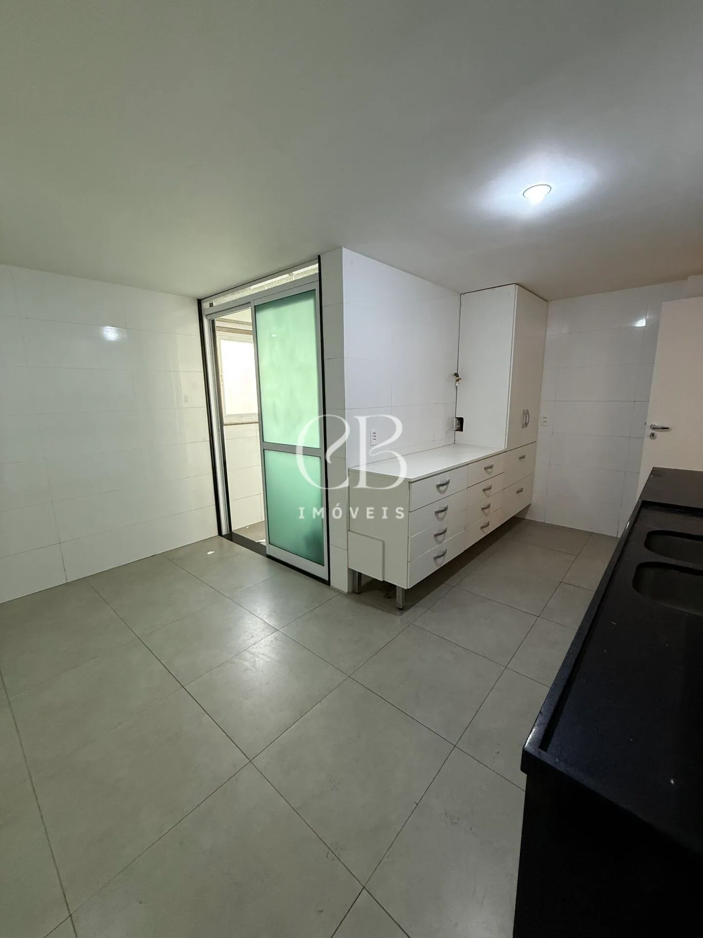 Apartment with 4 bedrooms and a balcony in great condition — photo 35