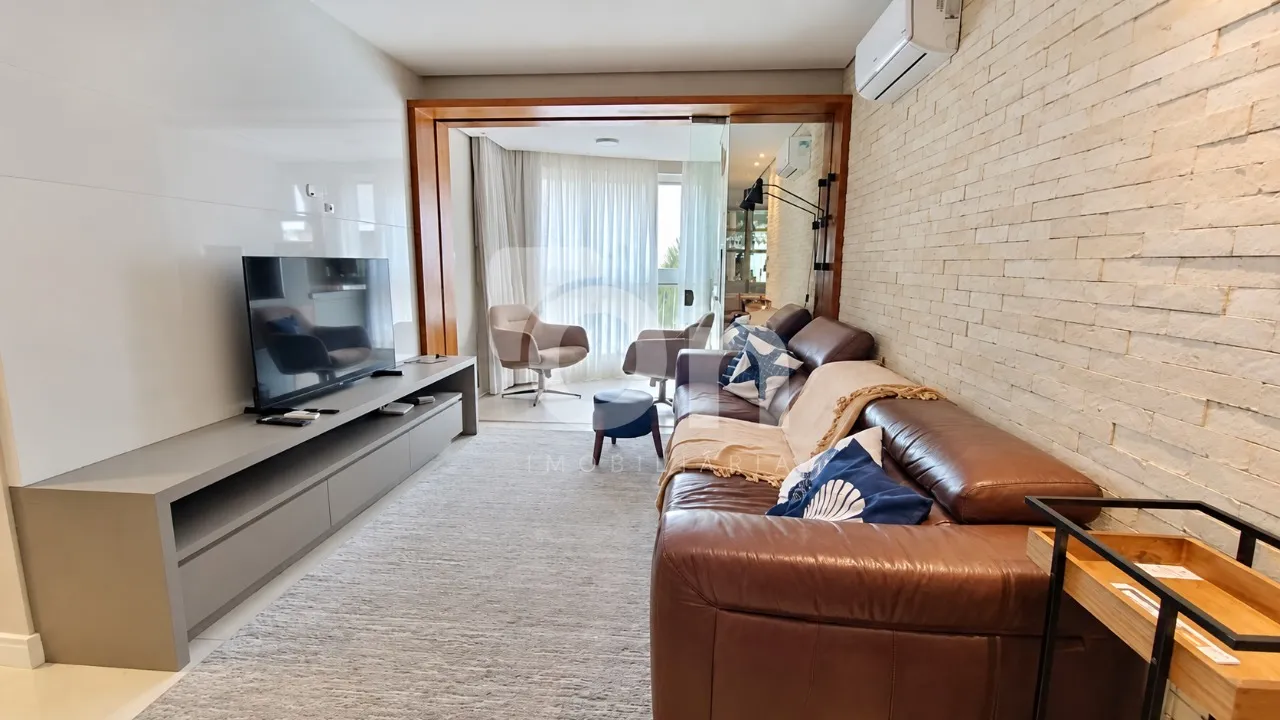 Floor-to-ceiling windows in a 2-bedroom apartment, 78 m²
