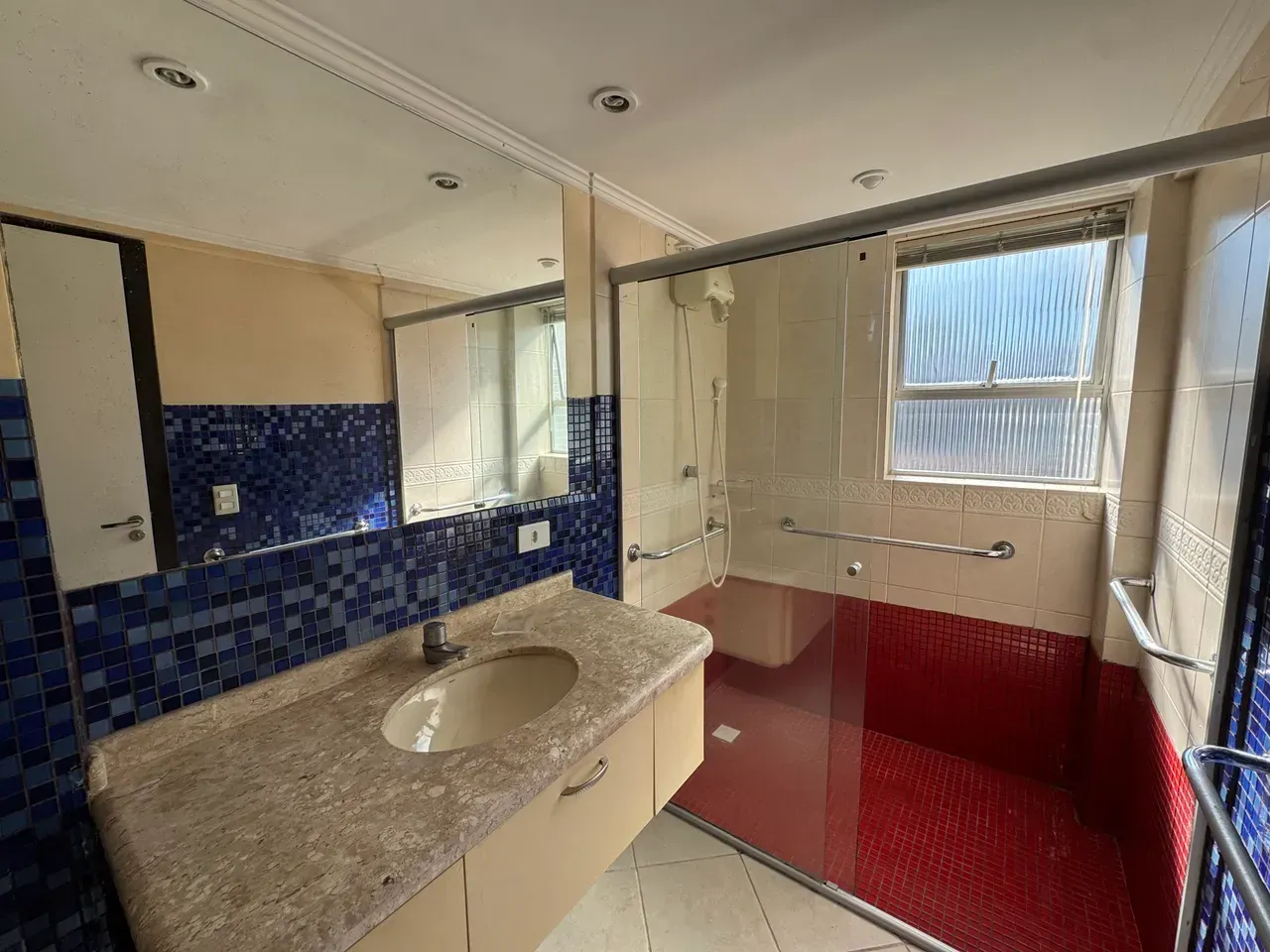 Furnished 1-bedroom apartment with glassed-in balcony — photo 16