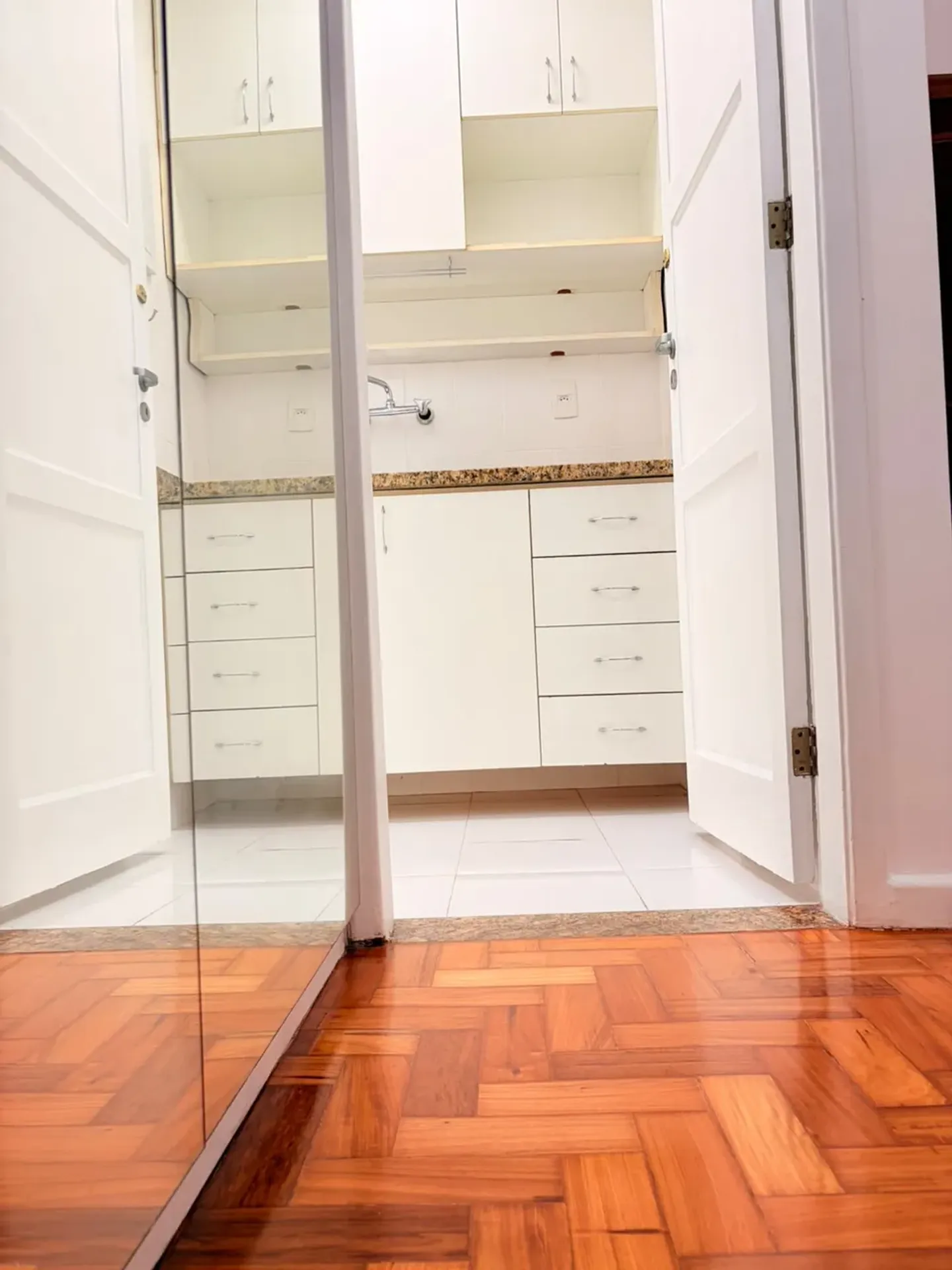 Apartment on the 8th floor with wood or laminate floors — photo 9