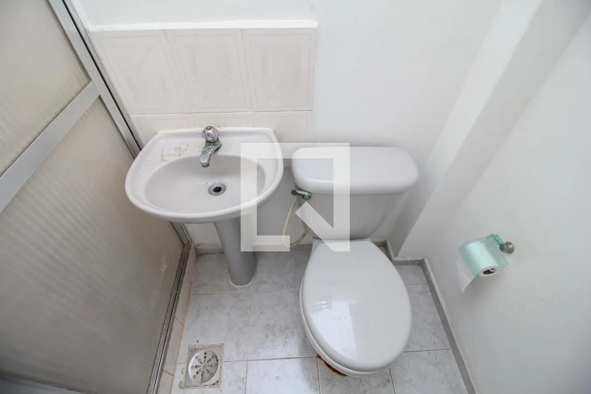 Studio com piso de madeira ou laminado, Saúde — photo 16