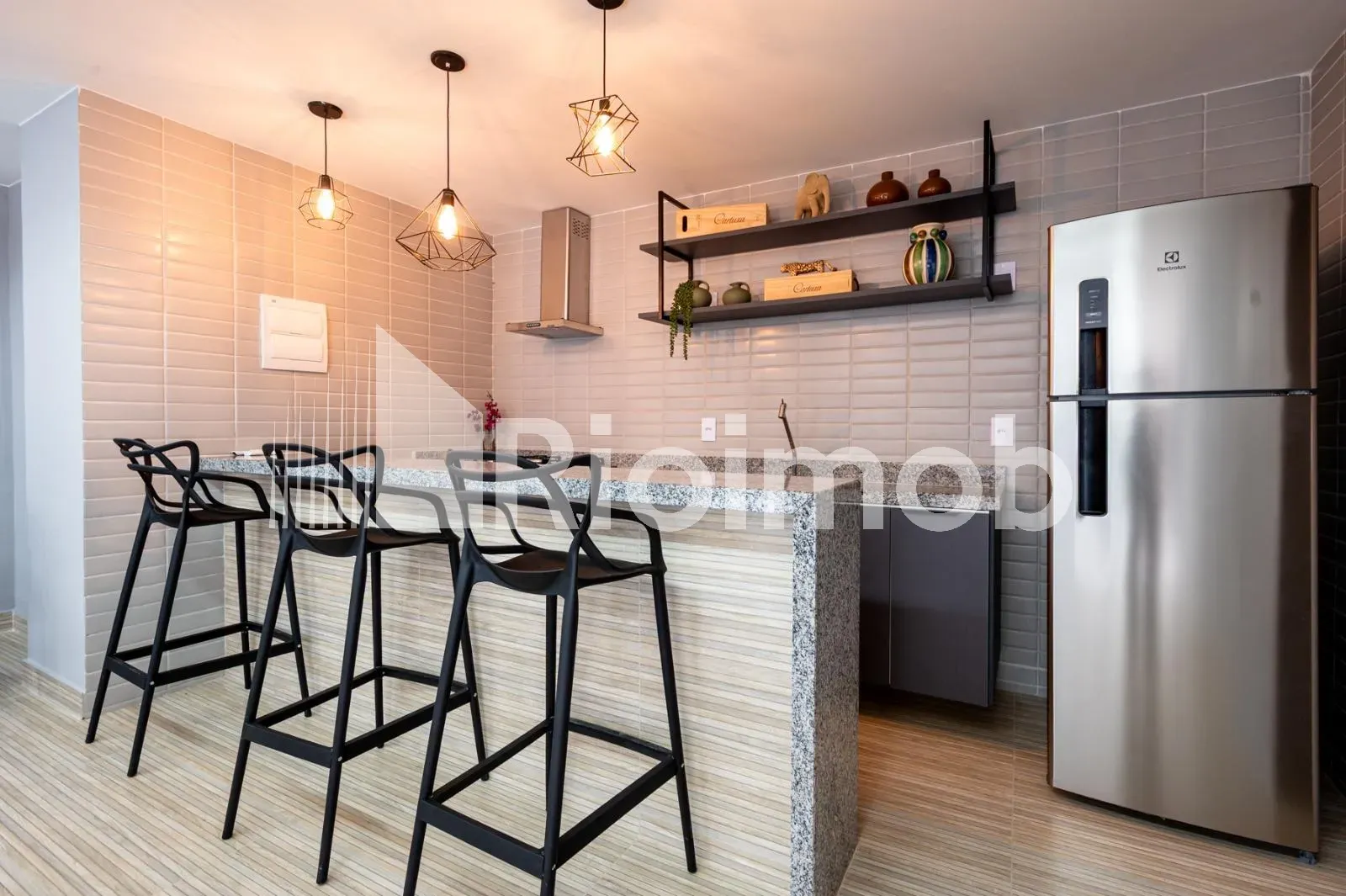 2-bedroom apartment with 1 suite and a balcony — photo 22