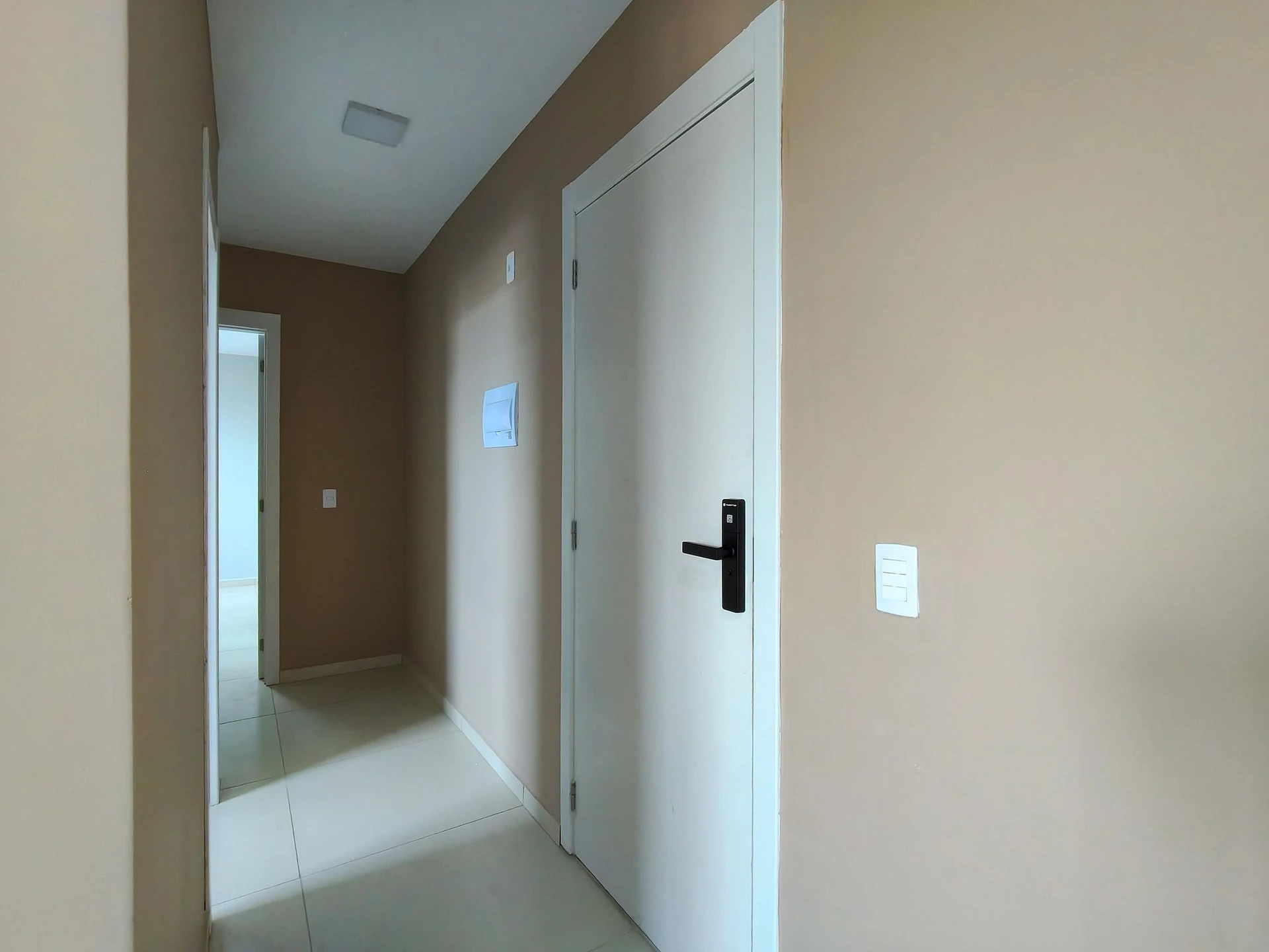 Apartamento com 2 quartos e varanda de vidro fechada — photo 46