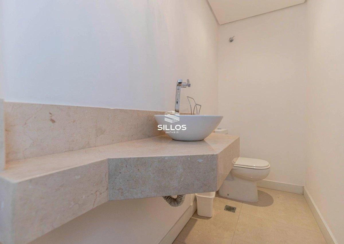 124 m² apartment with a bathtub and a walk-in closet — photo 30
