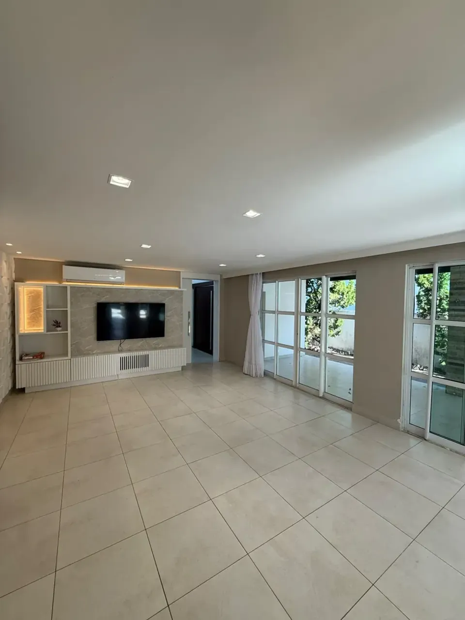 Floor-to-ceiling windows in a 5-bedroom house, 360 m² — photo 7