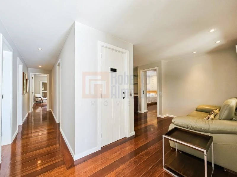 832 m² house with 6 bedrooms and an open-plan kitchen — photo 38