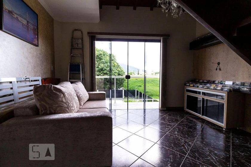 Unfurnished 1-bedroom apartment with a private garden — photo 6