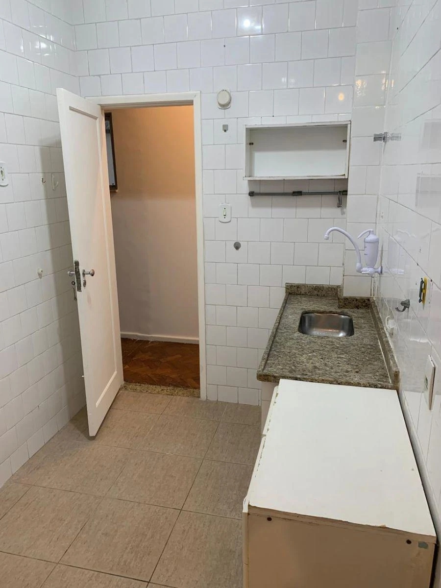 Wood or laminate floors in a 2-bedroom apartment, 67 m² — photo 5