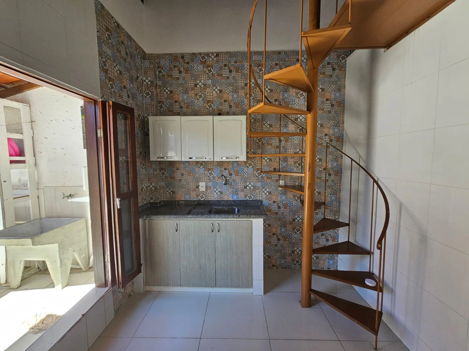 Casa térrea com 1 quarto e cozinha equipada no 2º andar