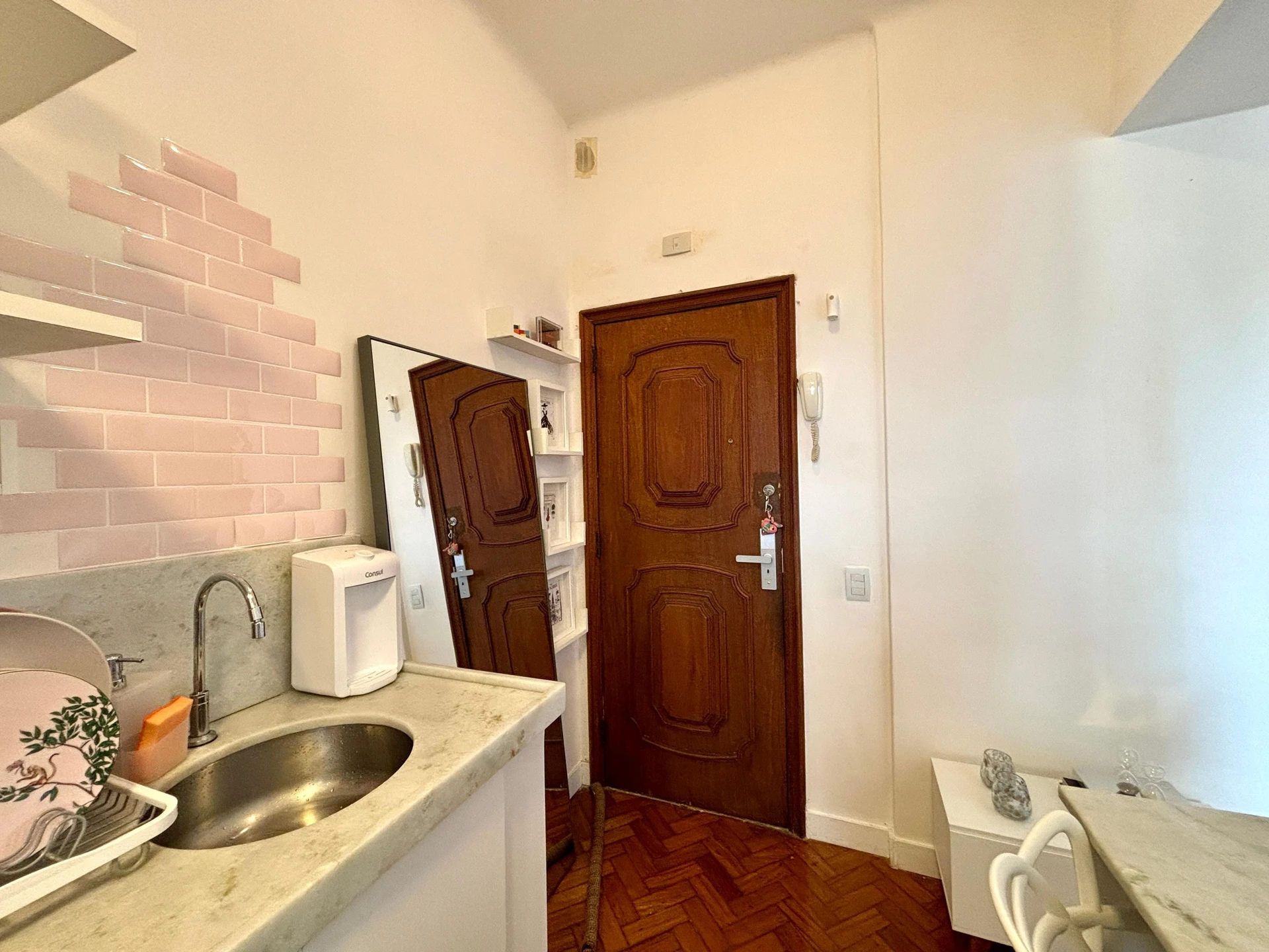Furnished 1-bedroom apartment with open-plan gas kitchen — photo 10