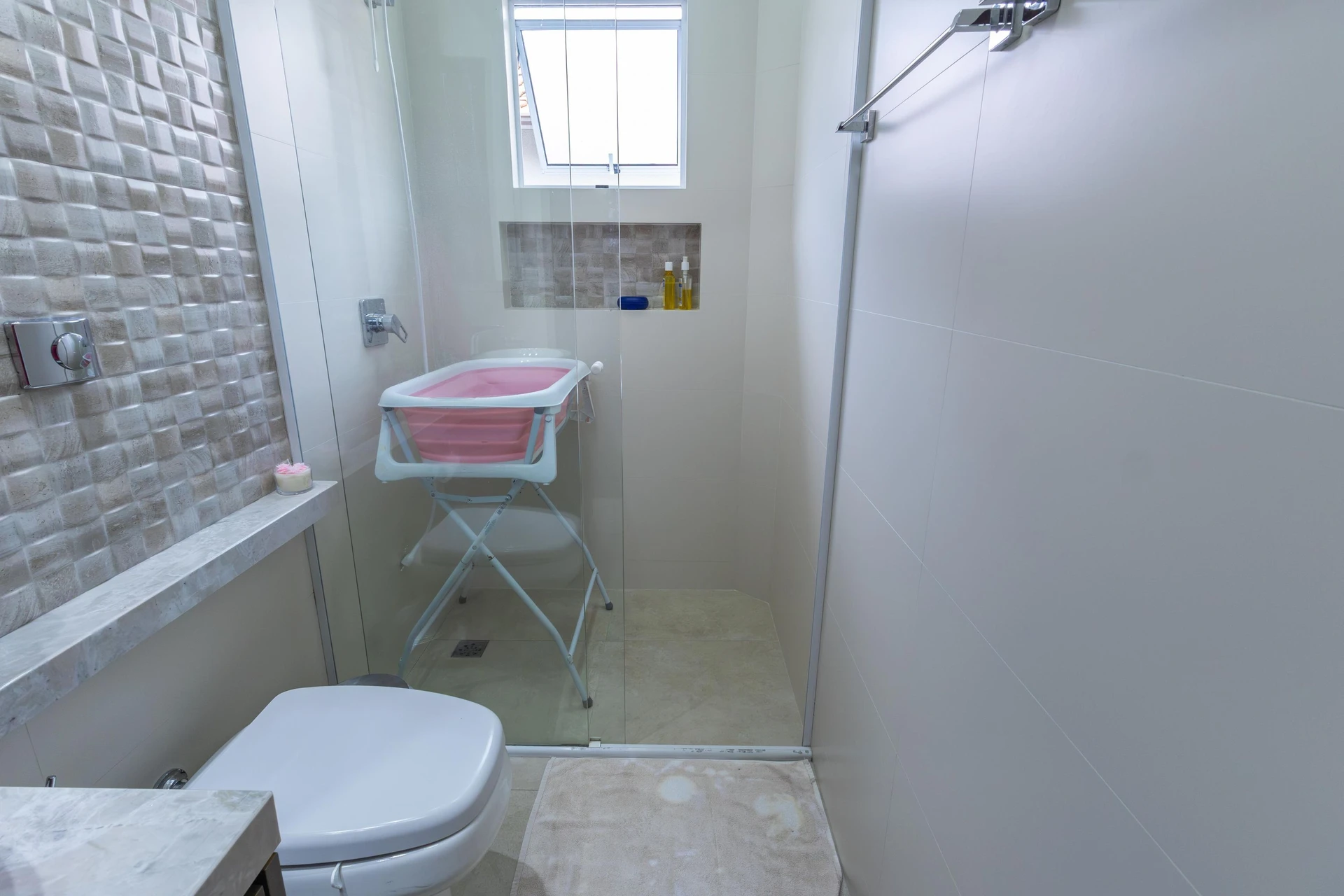 Bathtub in a 3-bedroom house, 180 m² — photo 56