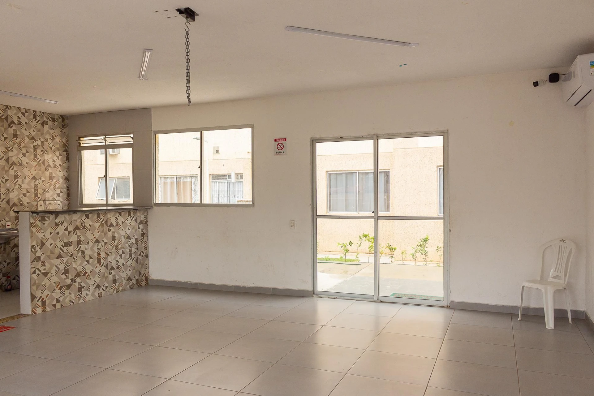 Furnished 2-bedroom apartment with 1 bathroom and parking — photo 45
