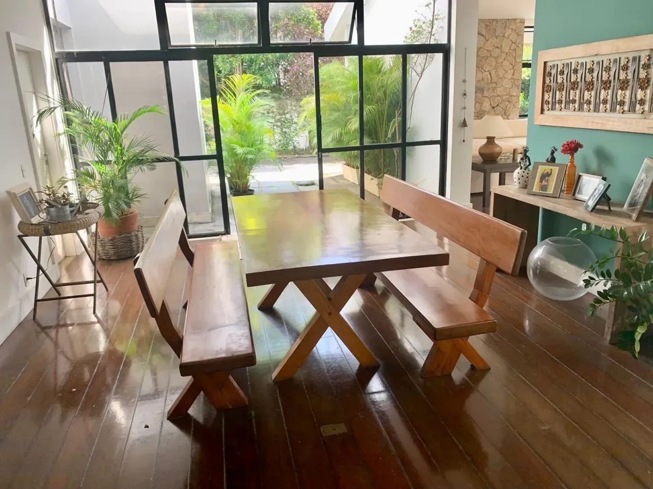 Furnished house with 4 bedrooms and 5 bathrooms, warm wood touches — photo 2