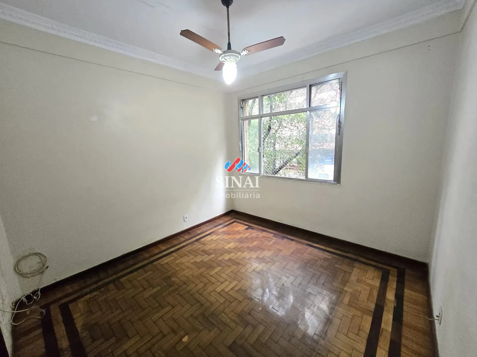 2-bedroom apartment with wood or laminate floors — photo 3