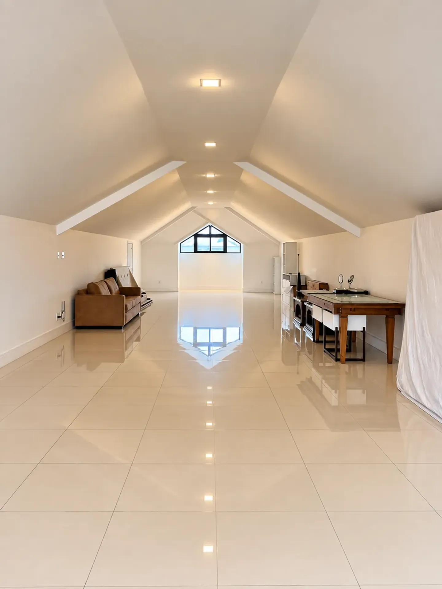 Furnished house, 980 m², with floor-to-ceiling windows — photo 26