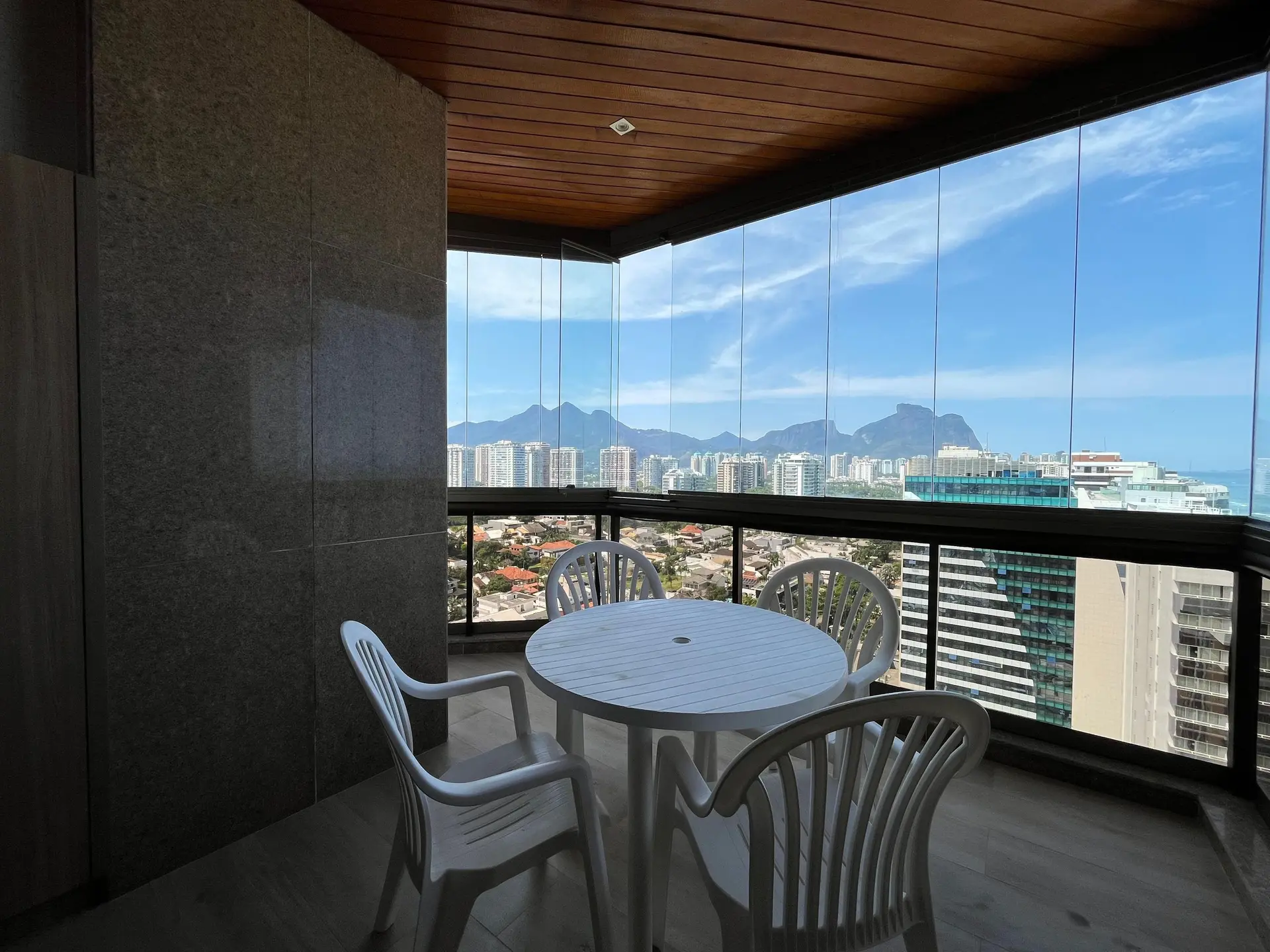 Glass-enclosed balcony in a one-bedroom apartment, 56 m² — photo 3
