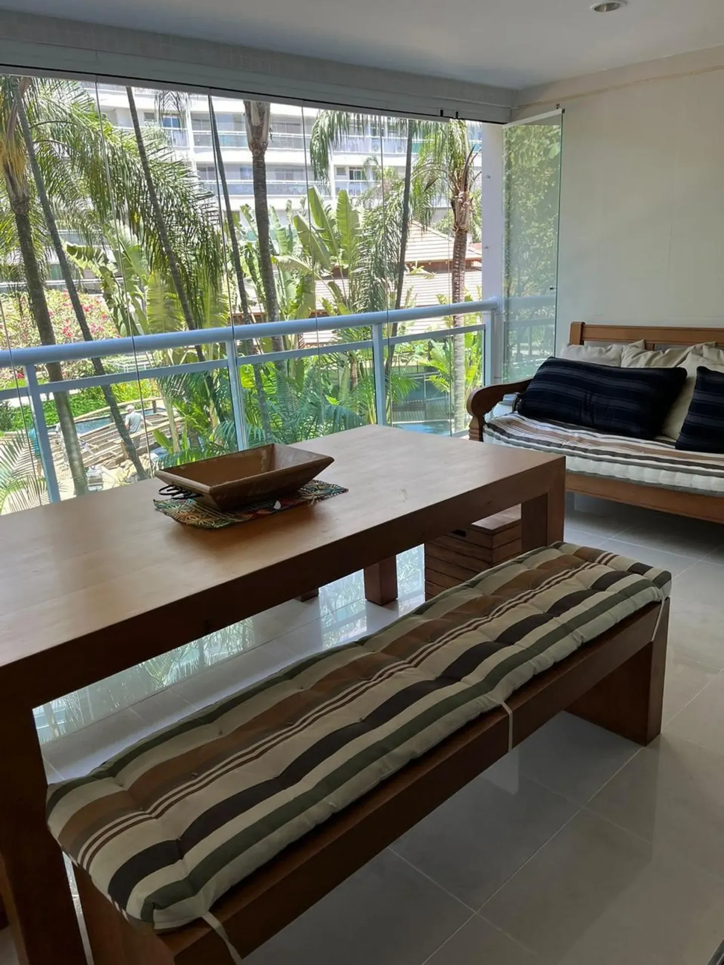Furnished apartment with balcony, 4 bedrooms and 5 baths — photo 31