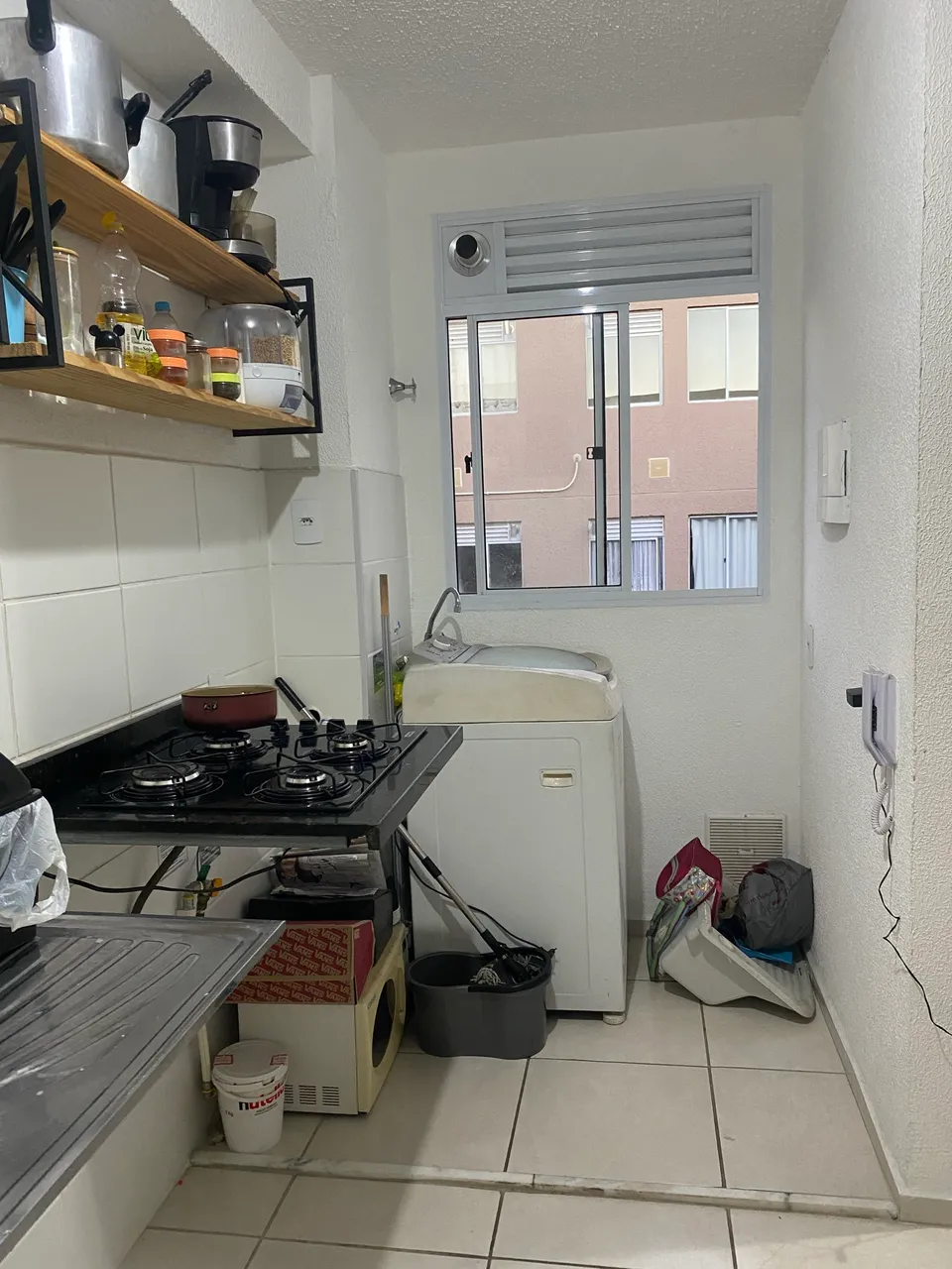 Apartamento mobiliado com 2 quartos e cozinha fechada