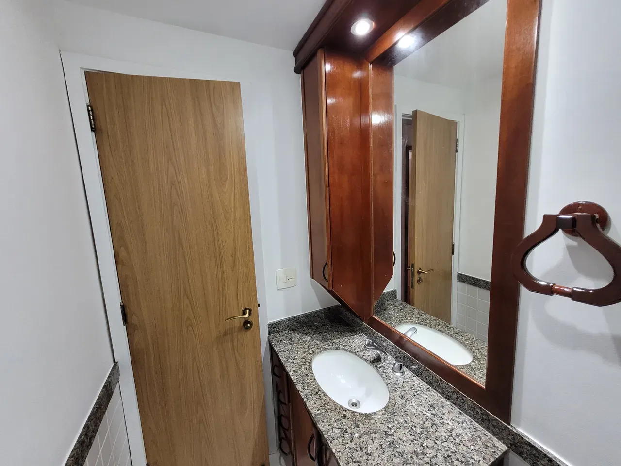 Apartamento de 2 quartos, varanda com janelas do chão ao teto — photo 22