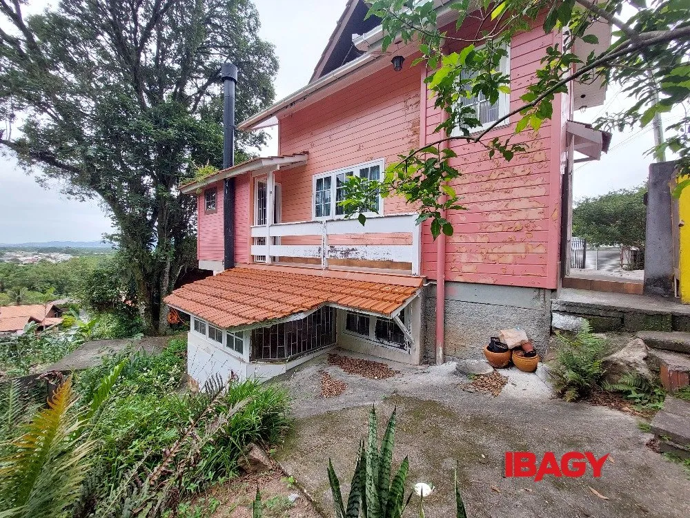 2-bedroom house with a mountain view in Florianópolis — photo 23