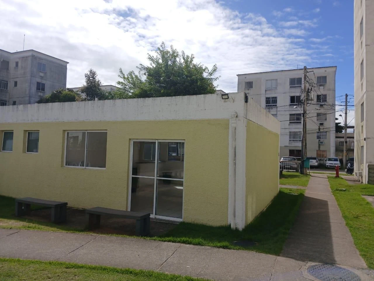 Apartamento sem mobília com box de vidro no banheiro — photo 13