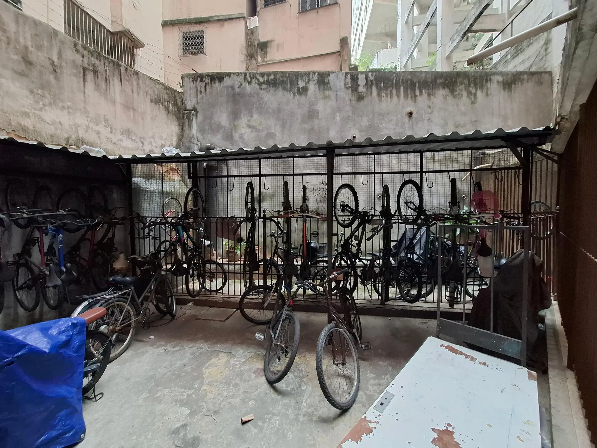 Balcony with a grill in a 2-bedroom apartment, 90 m² — photo 36