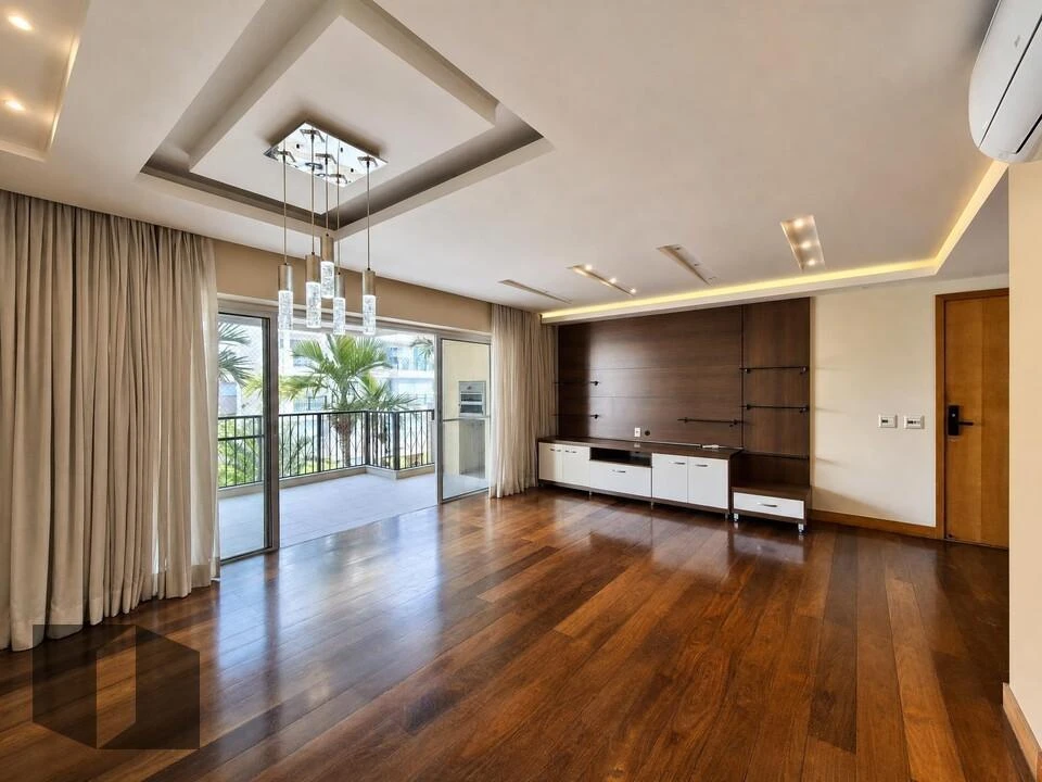 Walk-in closet in a 3-bedroom apartment, 122 m² — photo 9