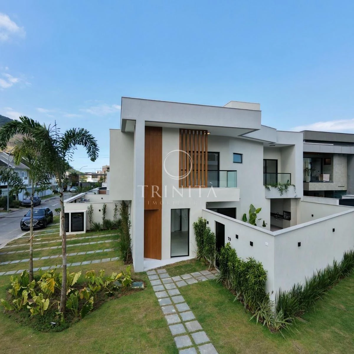 House, 210 m², with a grill on the balcony