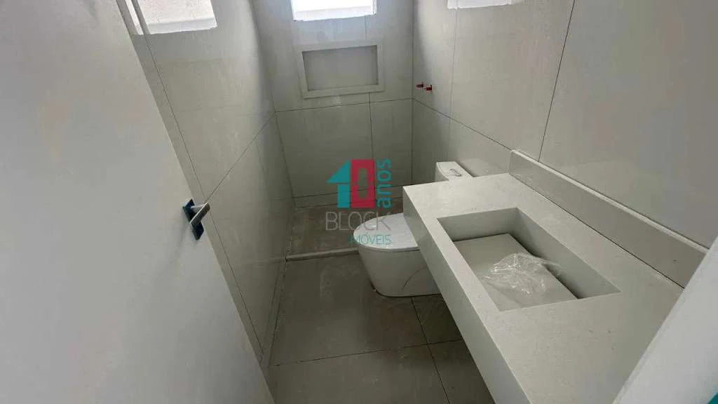 Casa com 5 suítes, 8 banheiros e 3 vagas para reformar — photo 22