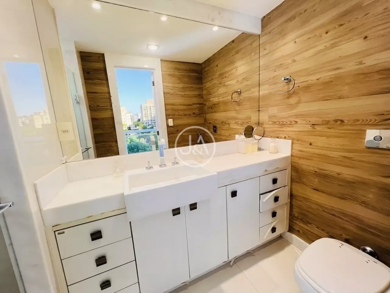 For rent 3-bedroom apartment with 251 m² and a balcony — photo 2