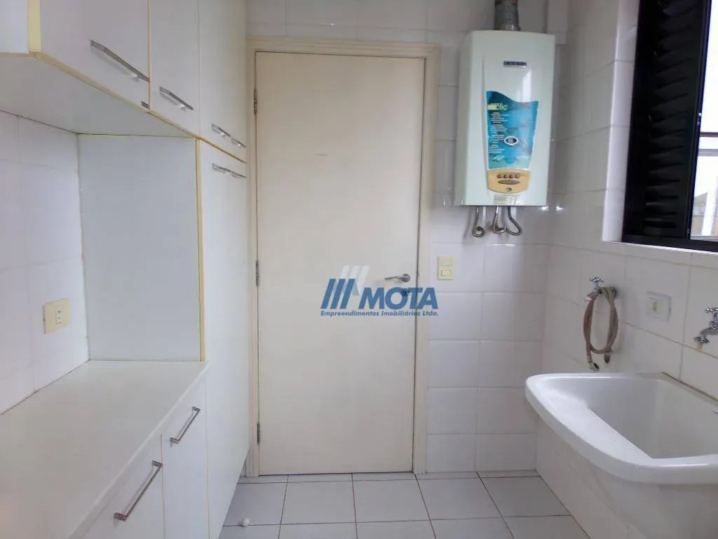 3-bedroom apartment with a bathtub — photo 30