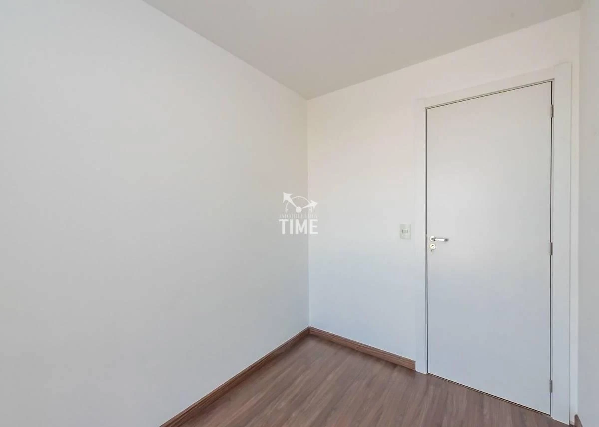 Wood or laminate floors in a 3-bedroom apartment, 69 m² — photo 4