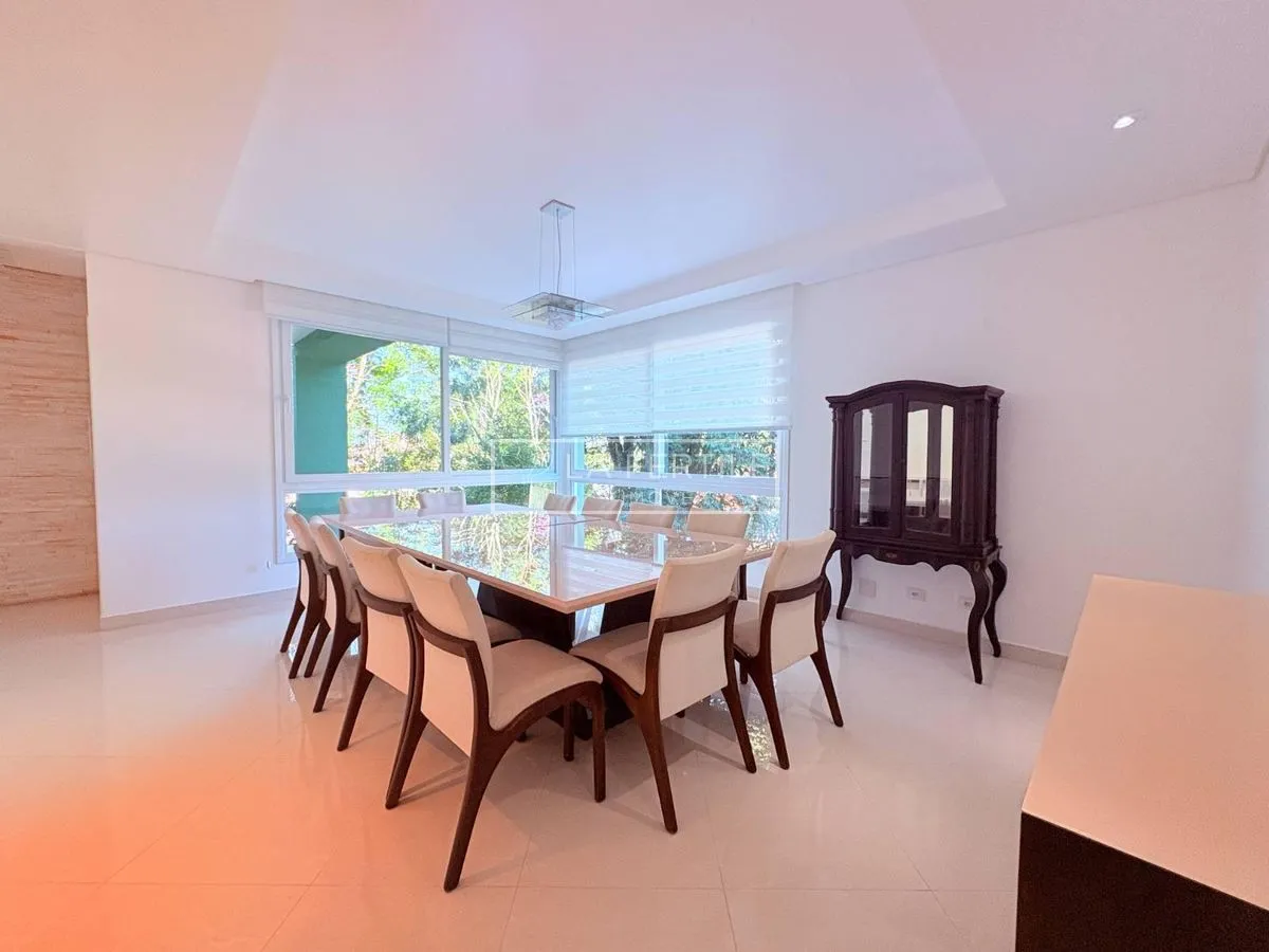 Будинок на 5 спалень із 2 ванними при кімнаті, 400 м² — photo 10