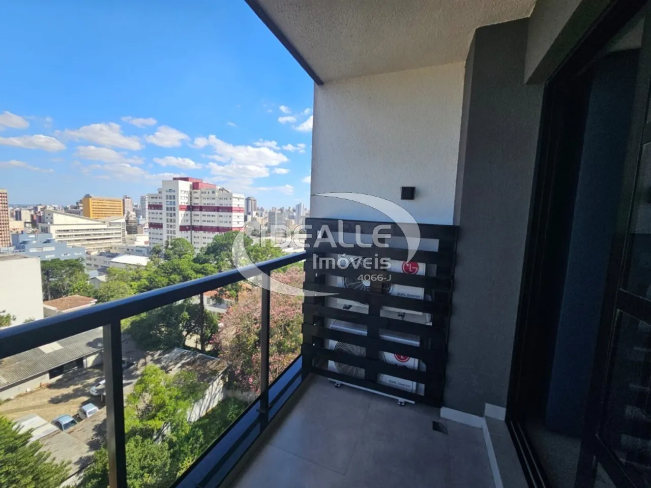 Apartment with 2 bedrooms and a glass-enclosed balcony — photo 5