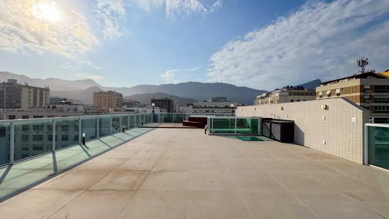 3-bedroom apartment in a building with a pool — photo 5