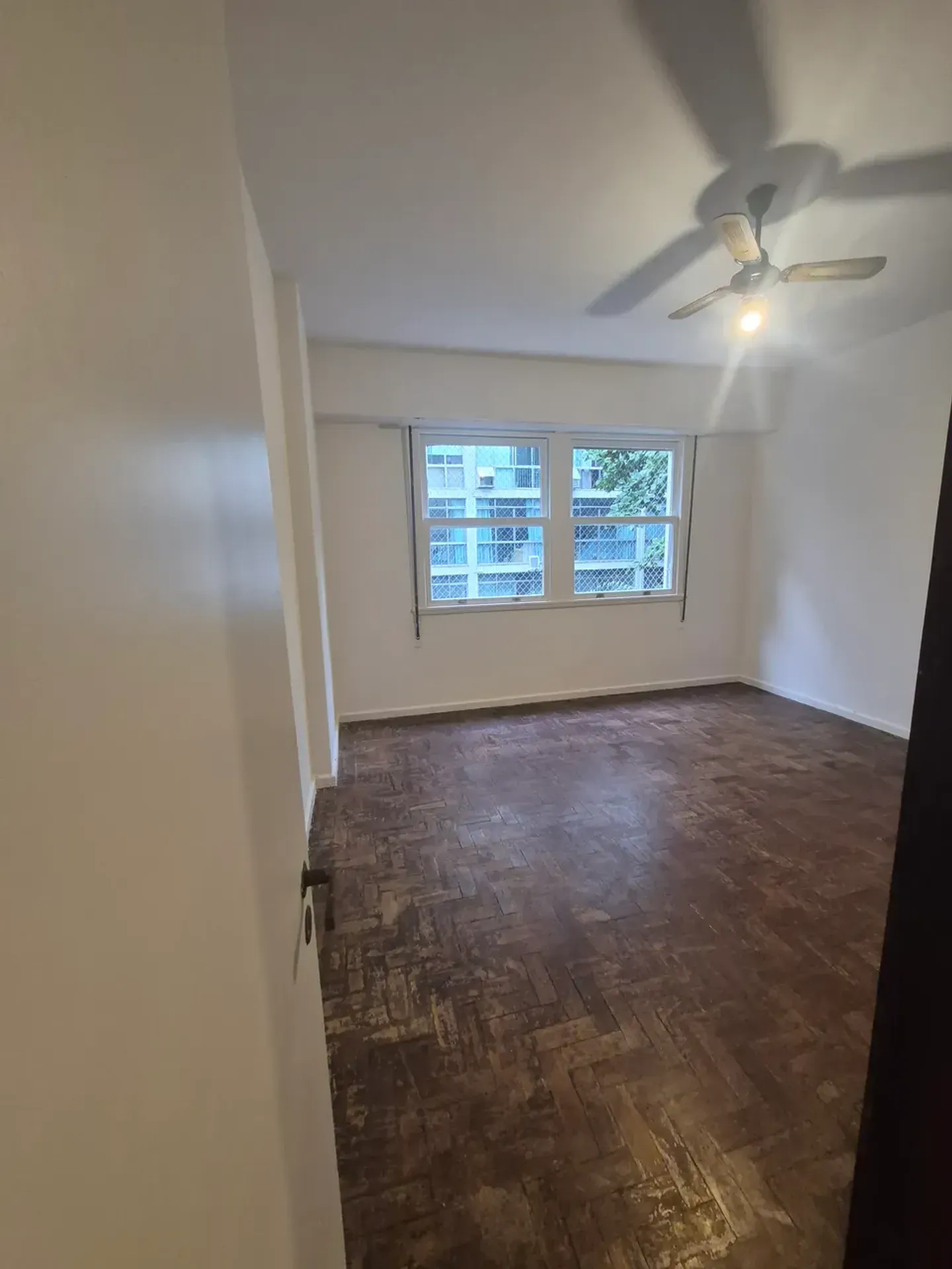 Wood or laminate floors in a 3-bedroom apartment, 129 m² — photo 6