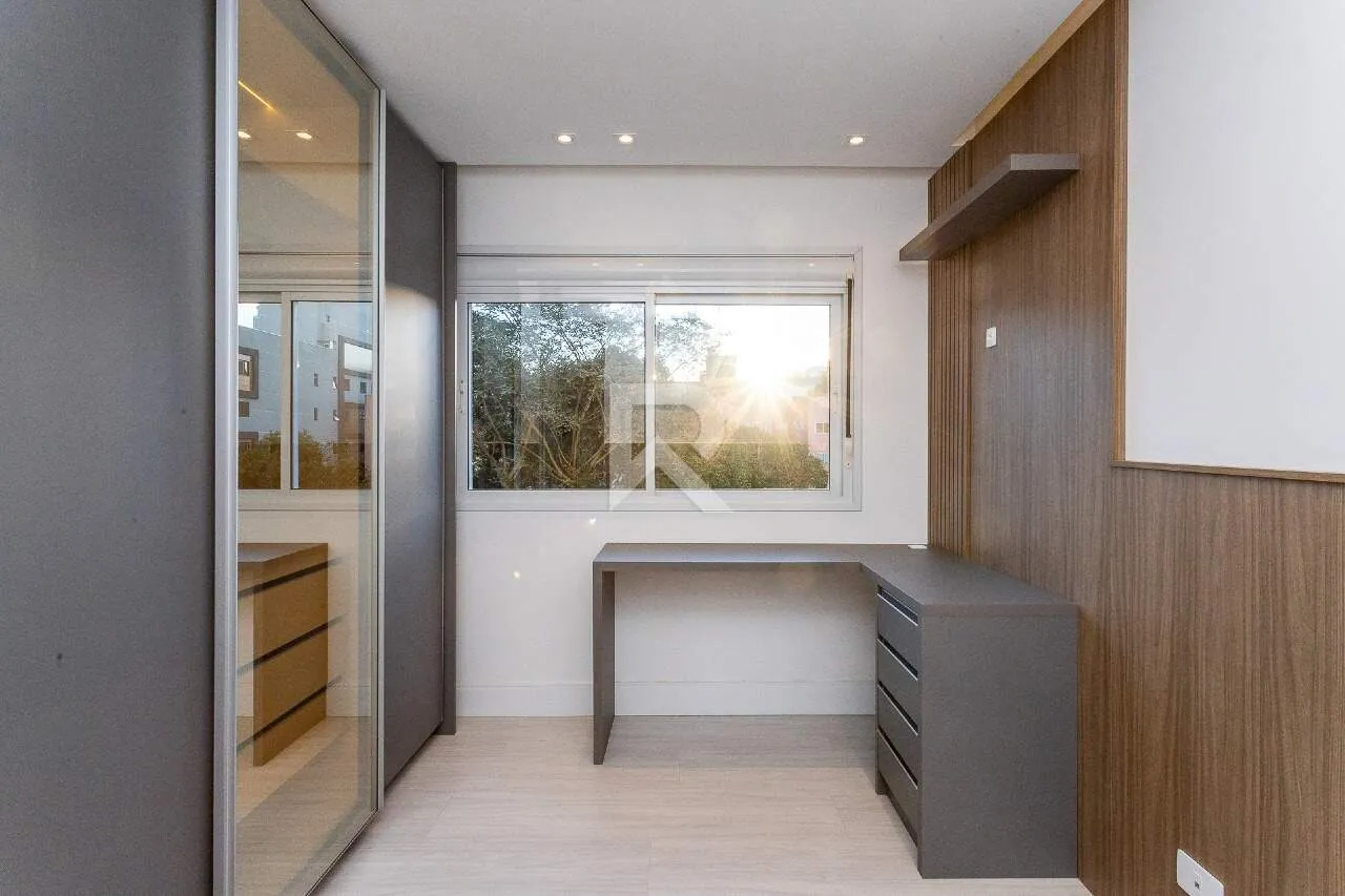 159 m² apartment with 4 bedrooms and a glassed-in balcony — photo 44