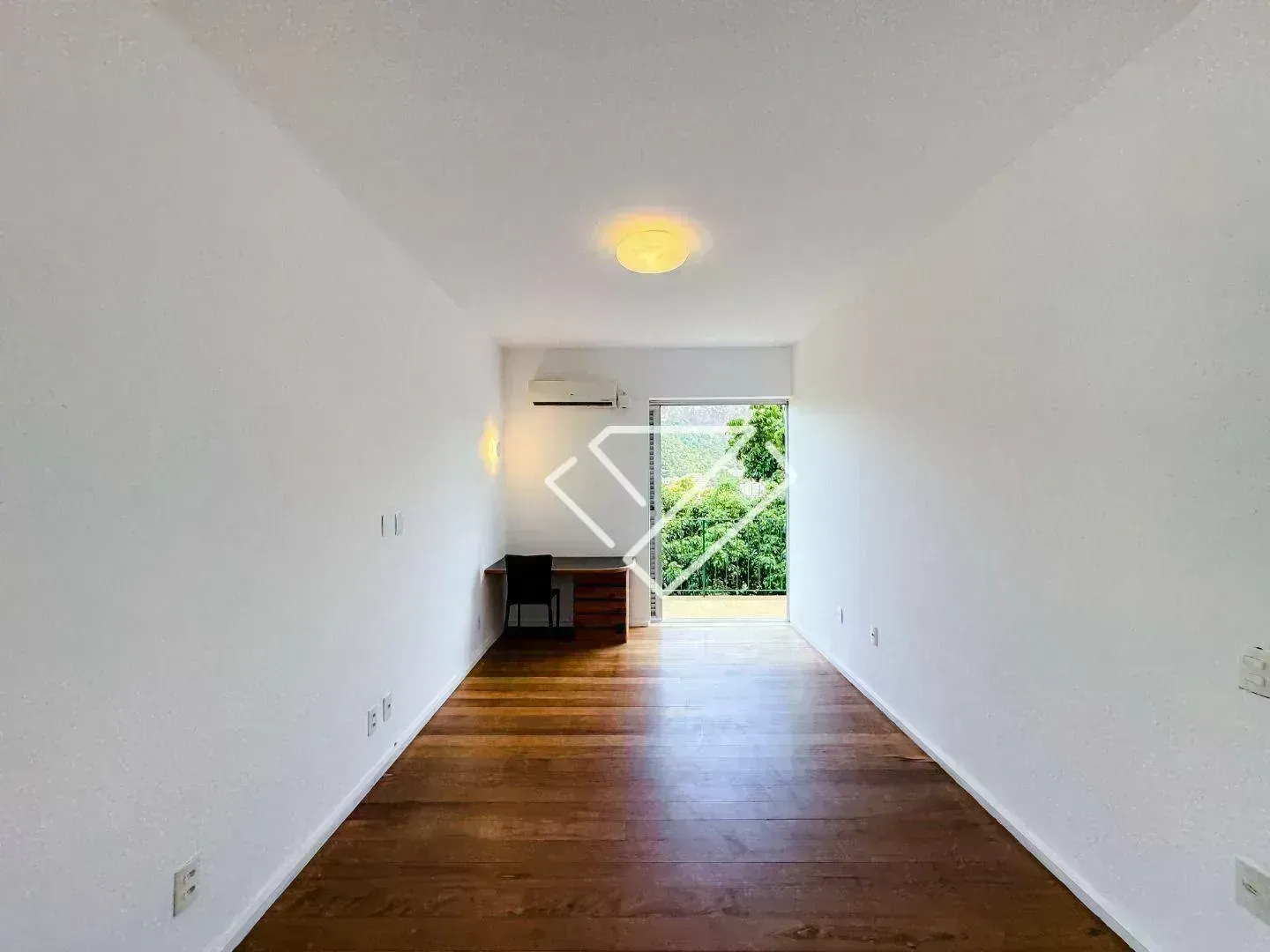 House with 3 bedrooms and 4 bathrooms on 600 m² — photo 20