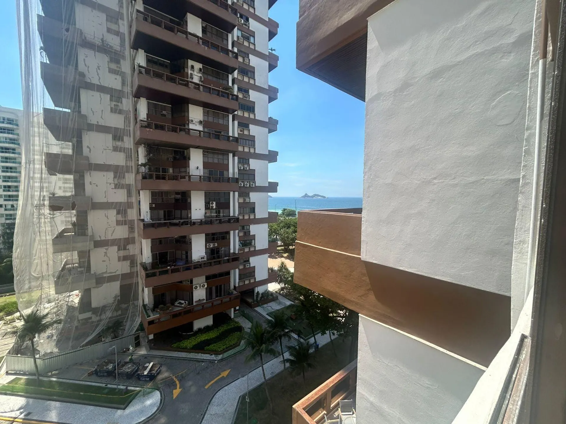 Apartment with 4 bedrooms and an enclosed balcony — photo 17