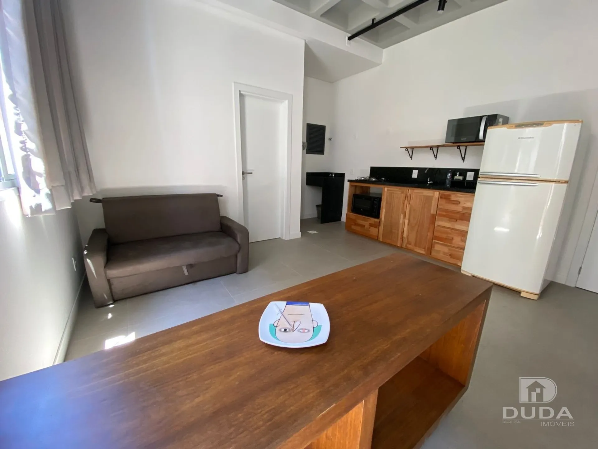 Furnished 1-bedroom apartment with open-plan kitchen — photo 4