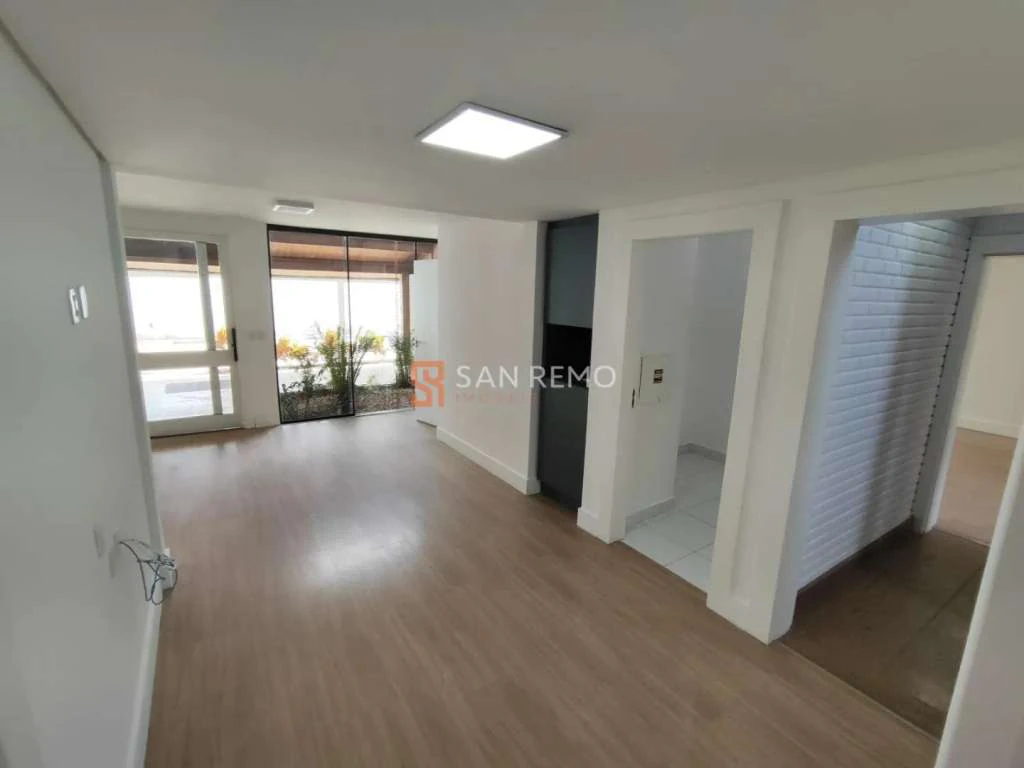 Casa com 6 quartos e piso de madeira na sala — photo 4