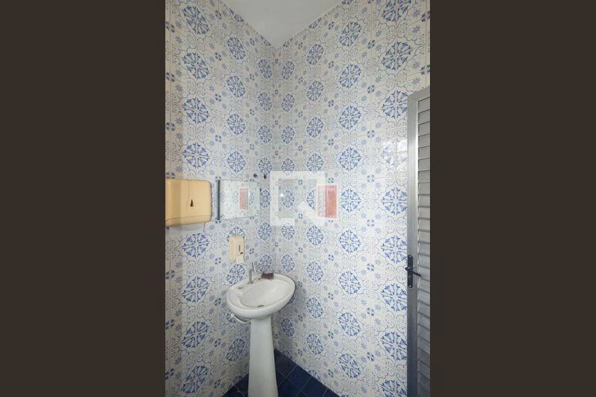 House, 500 m², with wood or laminate floors — photo 23