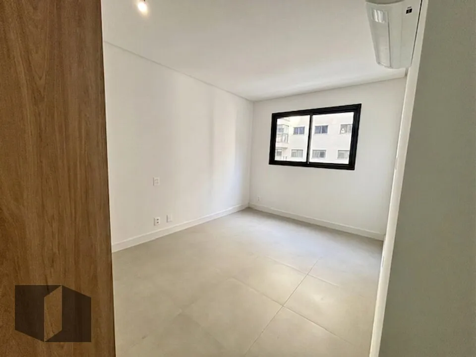 3-bedroom apartment with balcony and city view — photo 8