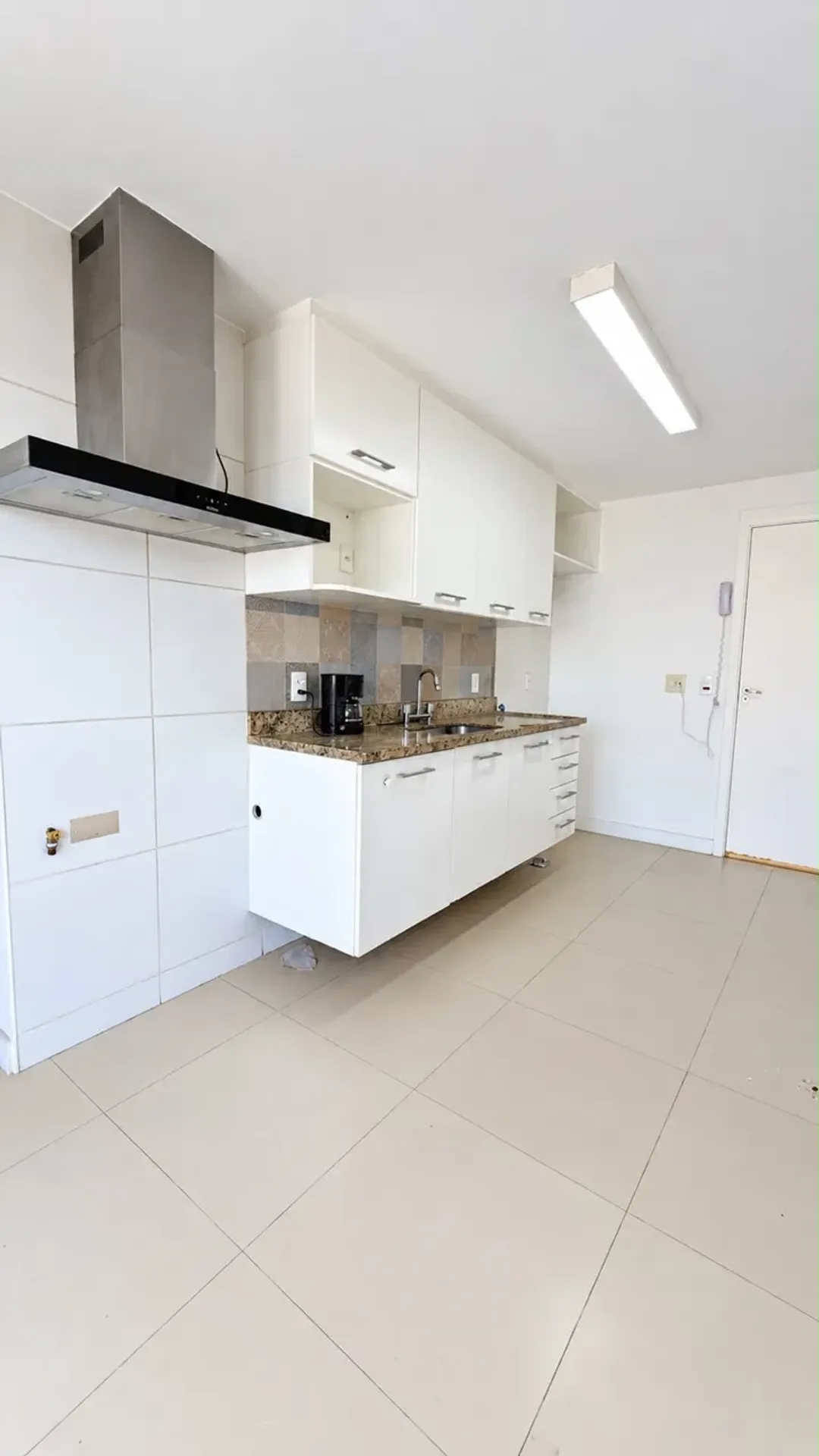 3-bedroom apartment with a mountain view in Rio de Janeiro — photo 2