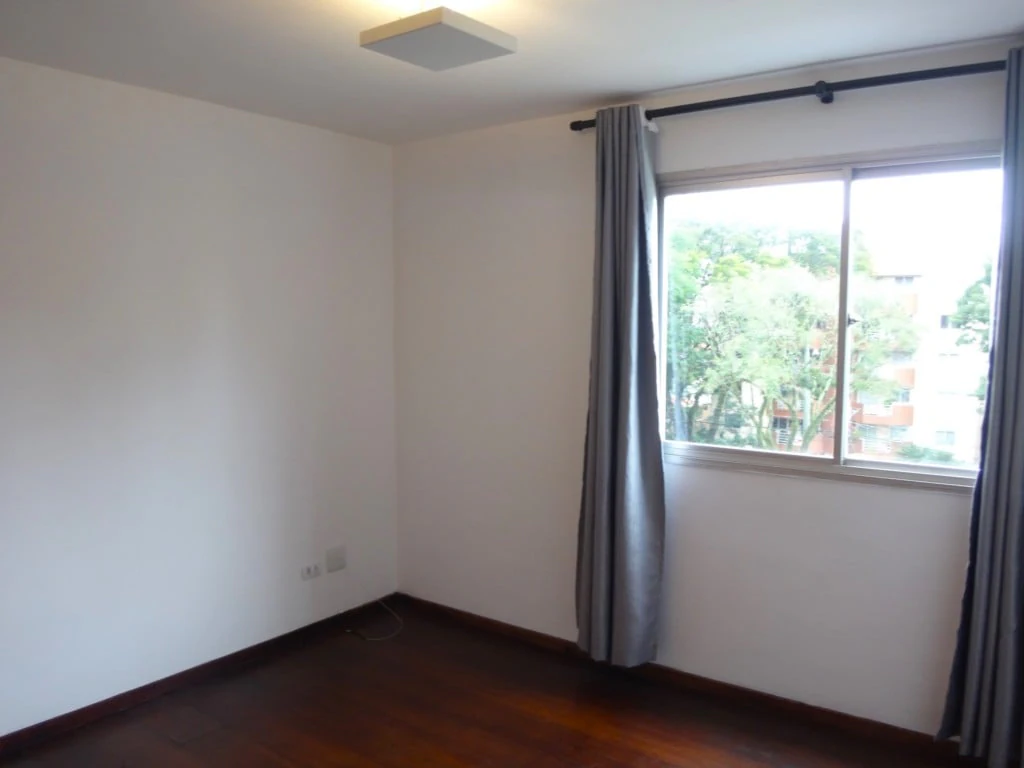2-bedroom apartment with wood or laminate floors in Curitiba — photo 3