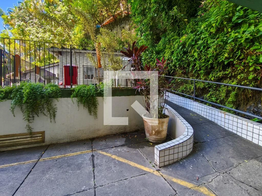 Furnished 4-bedroom apartment with balcony — photo 8
