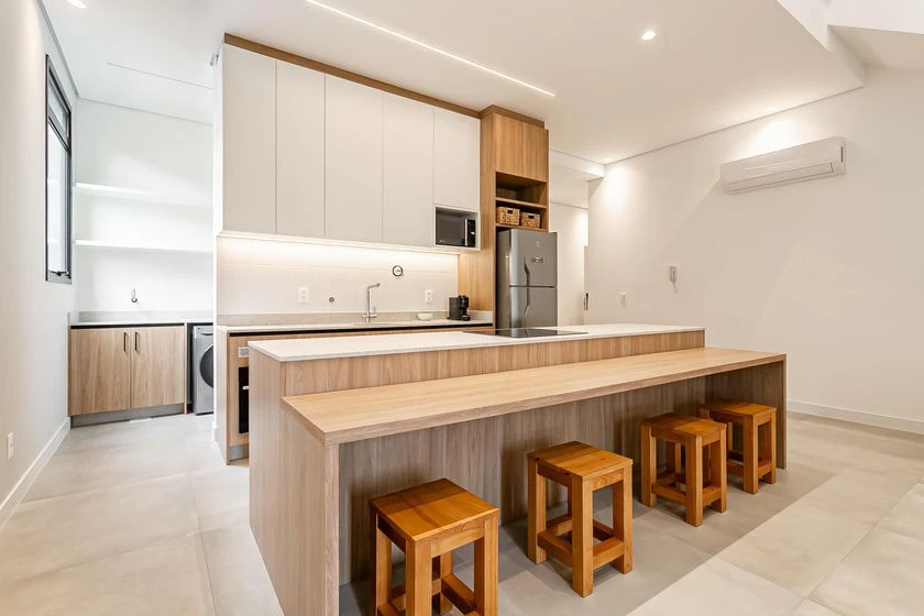Furnished 1-bedroom apartment with open-plan kitchen — photo 2