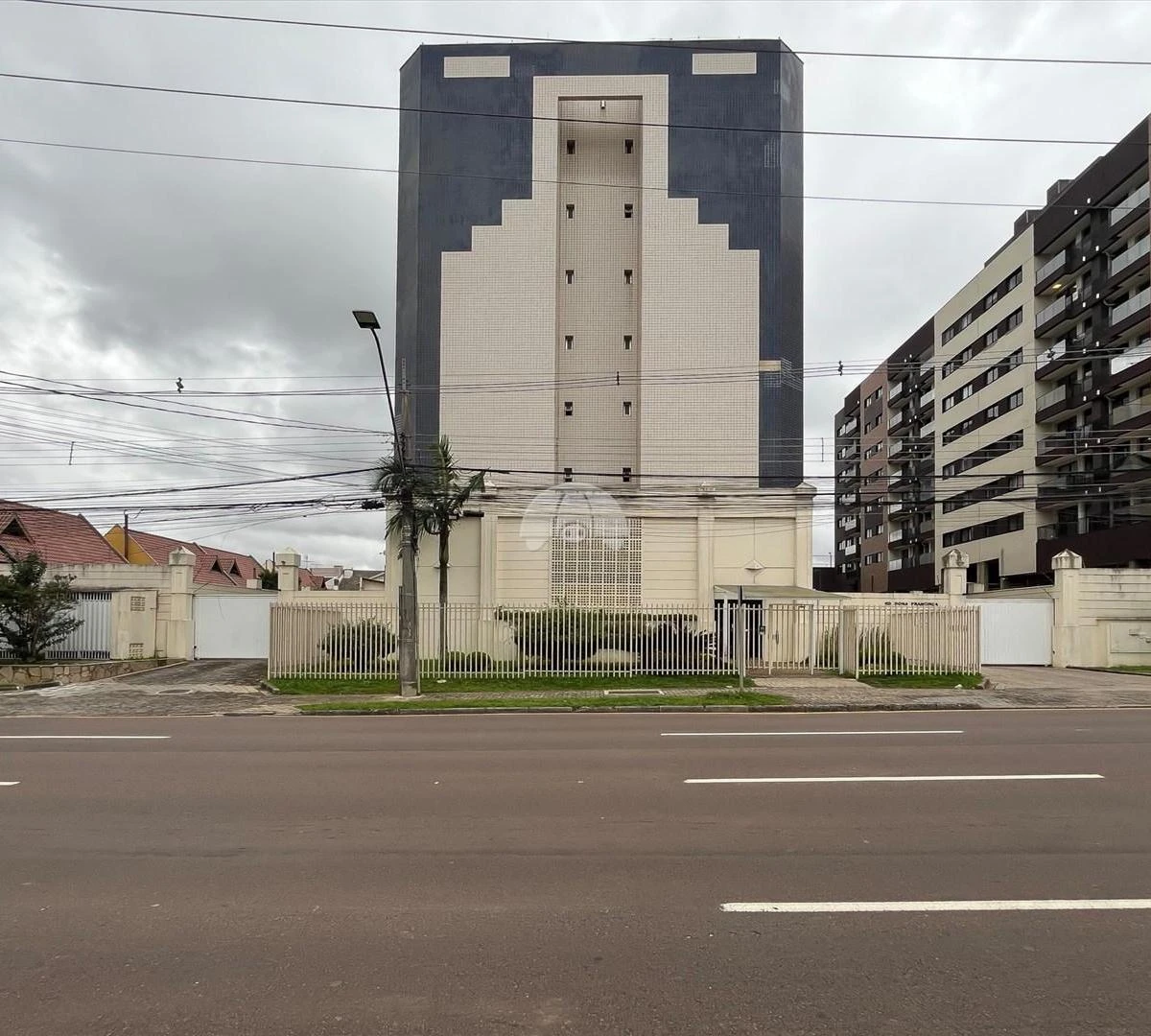 3-bedroom apartment with a bathtub in Curitiba — photo 17