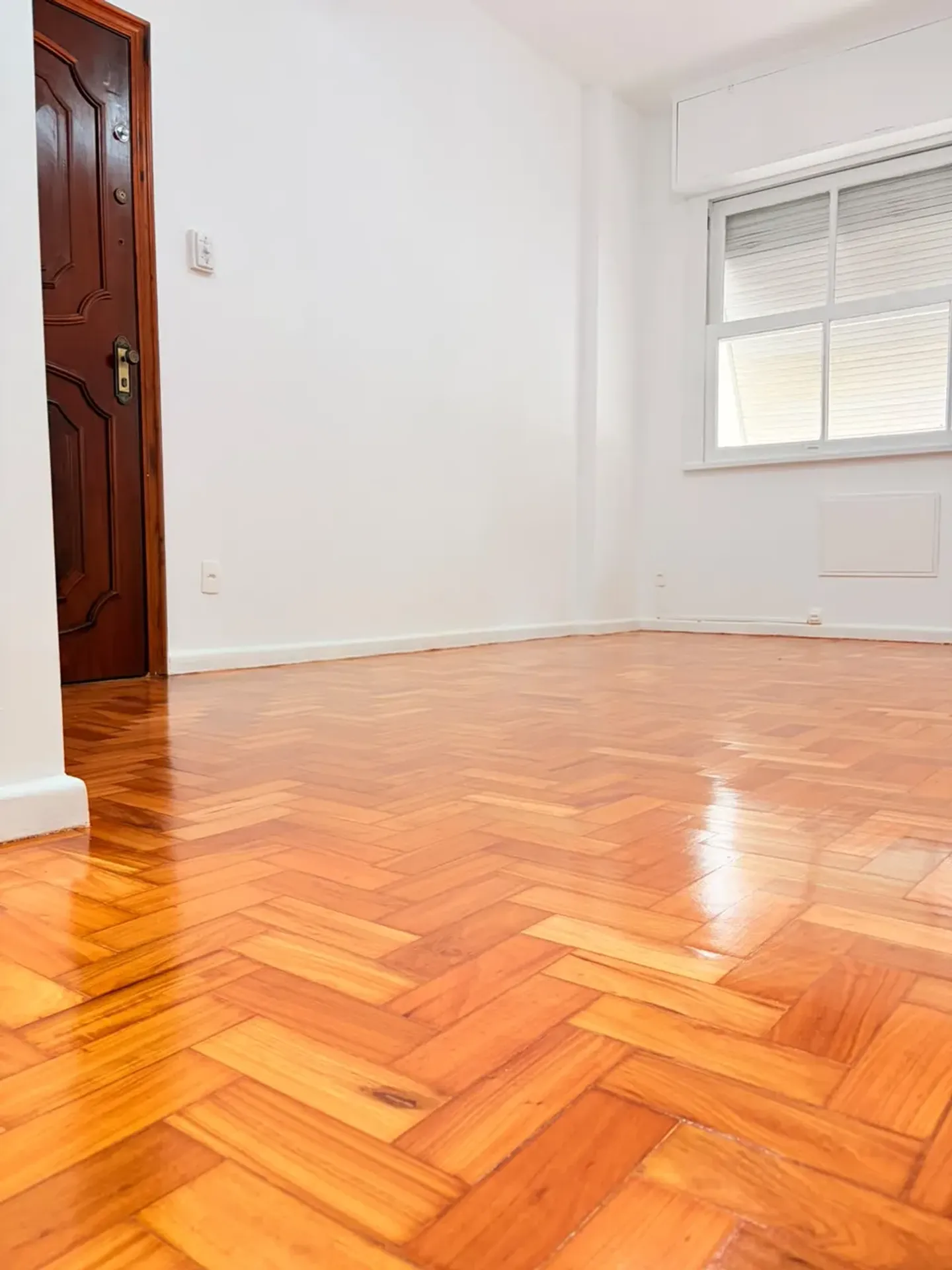 Apartment on the 8th floor with wood or laminate floors — photo 14